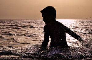 Felix schwimmt im Meer am Strand Felix schwimmt im Meer am Strand